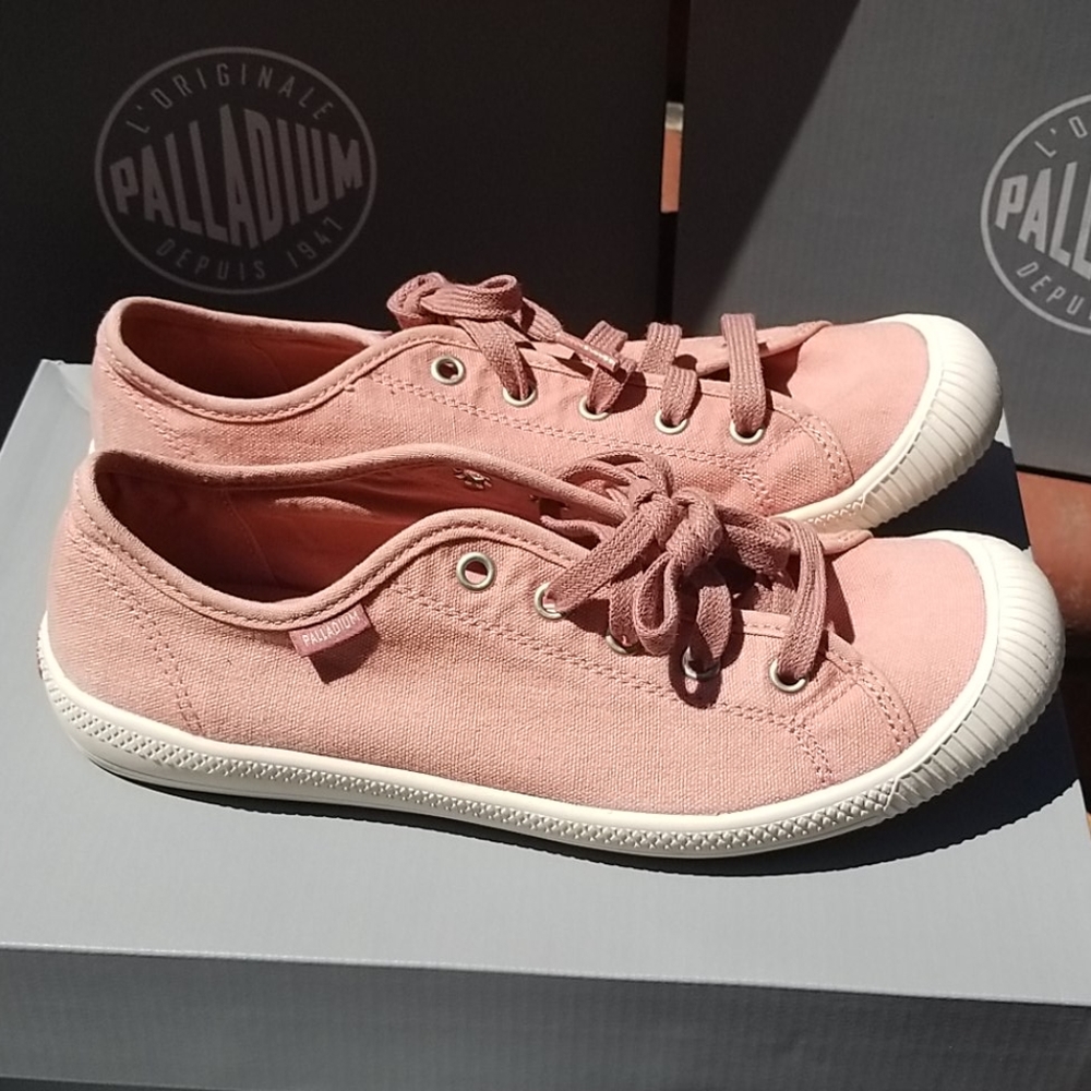 Sneakers - Picture 2 of 4